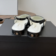 Chanel26SS早春新款方头拼色平底凉鞋 经典方头鞋型自带复古高级感,拼色设计瞬间点亮整体造型,把香奈儿的品牌辨识度 Chanel26SS早春新款方头拼色平底凉鞋 经典方头鞋型自带复古高级感,拼色设计瞬间点亮整体造型,把香奈儿的品牌辨识度