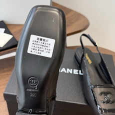 Chanel26SS早春新款方头拼色平底凉鞋 经典方头鞋型自带复古高级感,拼色设计瞬间点亮整体造型,把香奈儿的品牌辨识度 Chanel26SS早春新款方头拼色平底凉鞋 经典方头鞋型自带复古高级感,拼色设计瞬间点亮整体造型,把香奈儿的品牌辨识度
