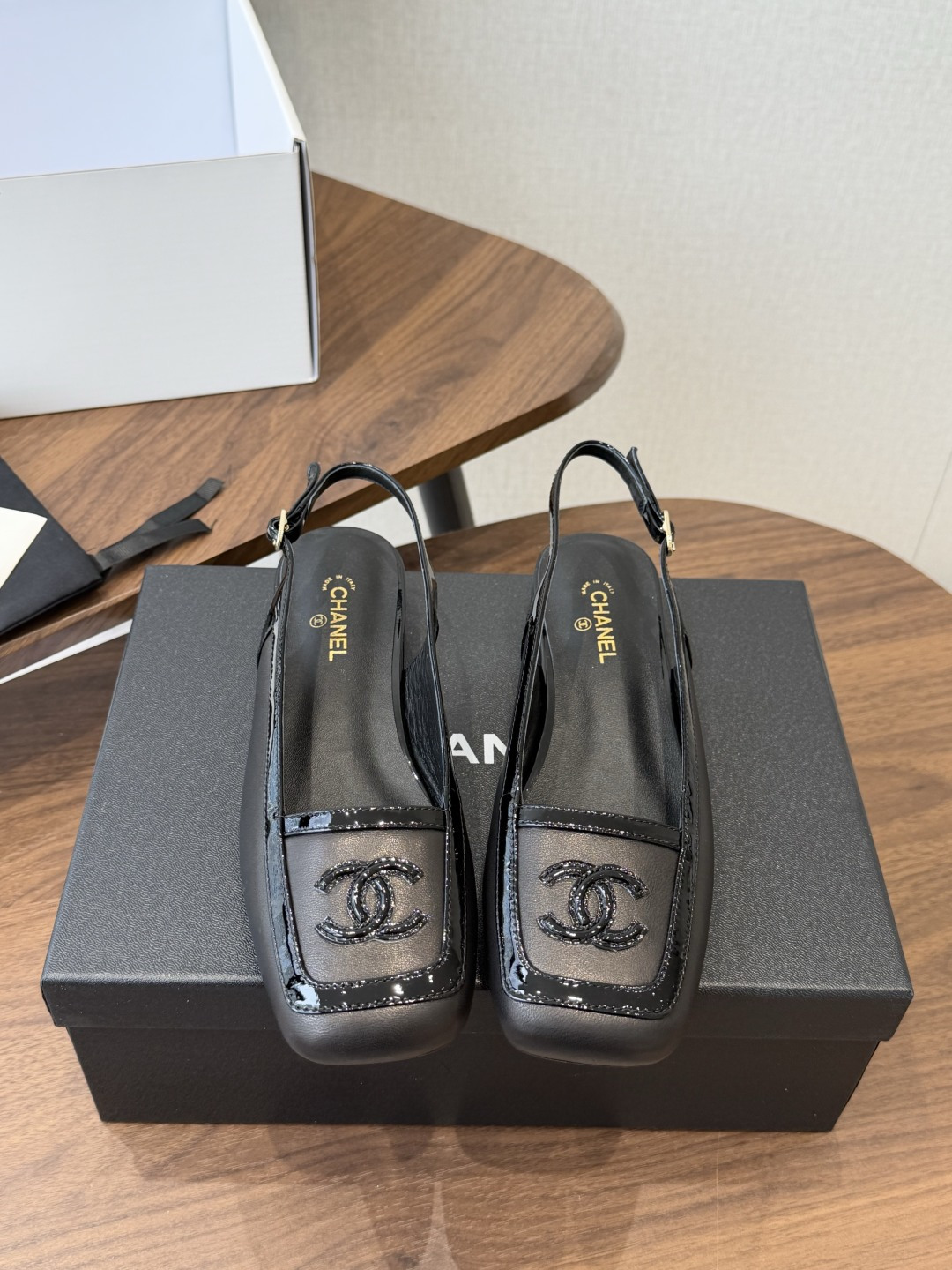 Chanel26SS早春新款方头拼色平底凉鞋 经典方头鞋型自带复古高级感,拼色设计瞬间点亮整体造型,把香奈儿的品牌辨识度 Chanel26SS早春新款方头拼色平底凉鞋 经典方头鞋型自带复古高级感,拼色设计瞬间点亮整体造型,把香奈儿的品牌辨识度