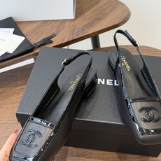 Chanel26SS早春新款方头拼色平底凉鞋 经典方头鞋型自带复古高级感,拼色设计瞬间点亮整体造型,把香奈儿的品牌辨识度 Chanel26SS早春新款方头拼色平底凉鞋 经典方头鞋型自带复古高级感,拼色设计瞬间点亮整体造型,把香奈儿的品牌辨识度