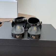 Chanel26SS早春新款方头拼色平底凉鞋 经典方头鞋型自带复古高级感,拼色设计瞬间点亮整体造型,把香奈儿的品牌辨识度 Chanel26SS早春新款方头拼色平底凉鞋 经典方头鞋型自带复古高级感,拼色设计瞬间点亮整体造型,把香奈儿的品牌辨识度
