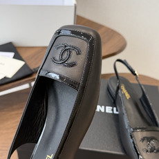Chanel26SS早春新款方头拼色平底凉鞋 经典方头鞋型自带复古高级感,拼色设计瞬间点亮整体造型,把香奈儿的品牌辨识度 Chanel26SS早春新款方头拼色平底凉鞋 经典方头鞋型自带复古高级感,拼色设计瞬间点亮整体造型,把香奈儿的品牌辨识度