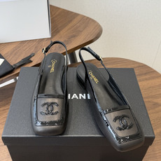 Chanel26SS早春新款方头拼色平底凉鞋 经典方头鞋型自带复古高级感,拼色设计瞬间点亮整体造型,把香奈儿的品牌辨识度 Chanel26SS早春新款方头拼色平底凉鞋 经典方头鞋型自带复古高级感,拼色设计瞬间点亮整体造型,把香奈儿的品牌辨识度