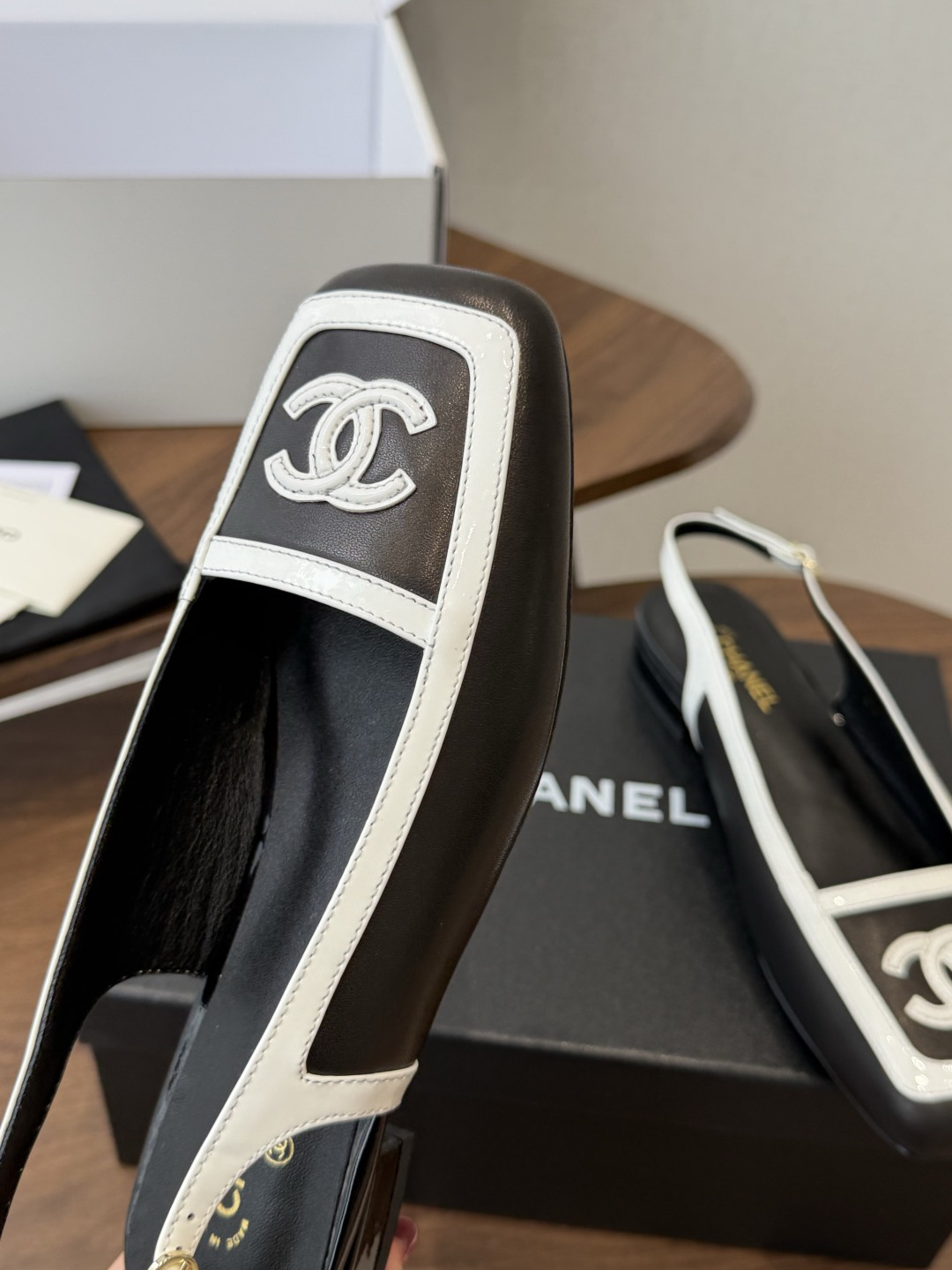 Chanel26SS早春新款方头拼色平底凉鞋 经典方头鞋型自带复古高级感,拼色设计瞬间点亮整体造型,把香奈儿的品牌辨识度 Chanel26SS早春新款方头拼色平底凉鞋 经典方头鞋型自带复古高级感,拼色设计瞬间点亮整体造型,把香奈儿的品牌辨识度