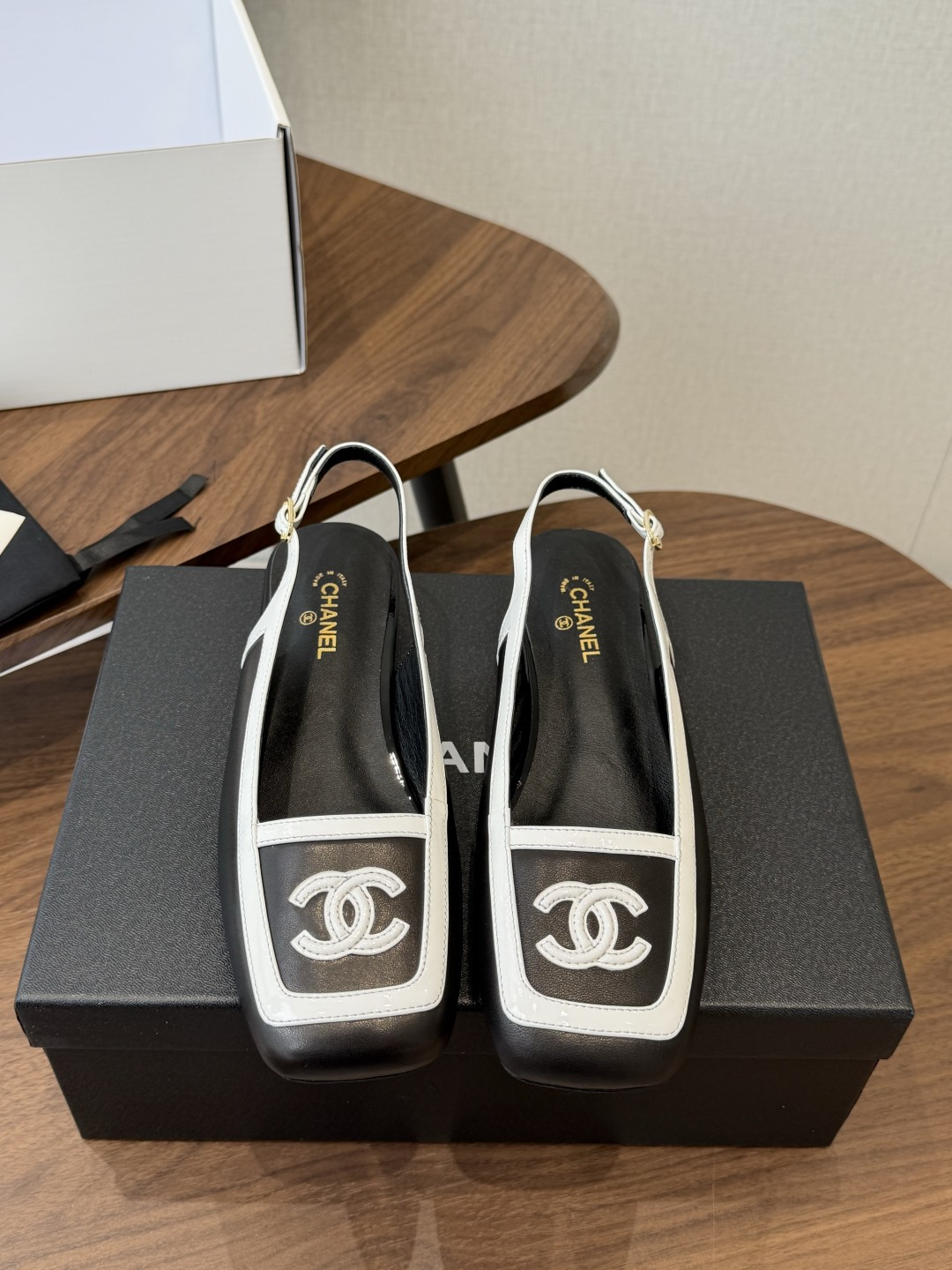 Chanel26SS早春新款方头拼色平底凉鞋 经典方头鞋型自带复古高级感,拼色设计瞬间点亮整体造型,把香奈儿的品牌辨识度 Chanel26SS早春新款方头拼色平底凉鞋 经典方头鞋型自带复古高级感,拼色设计瞬间点亮整体造型,把香奈儿的品牌辨识度