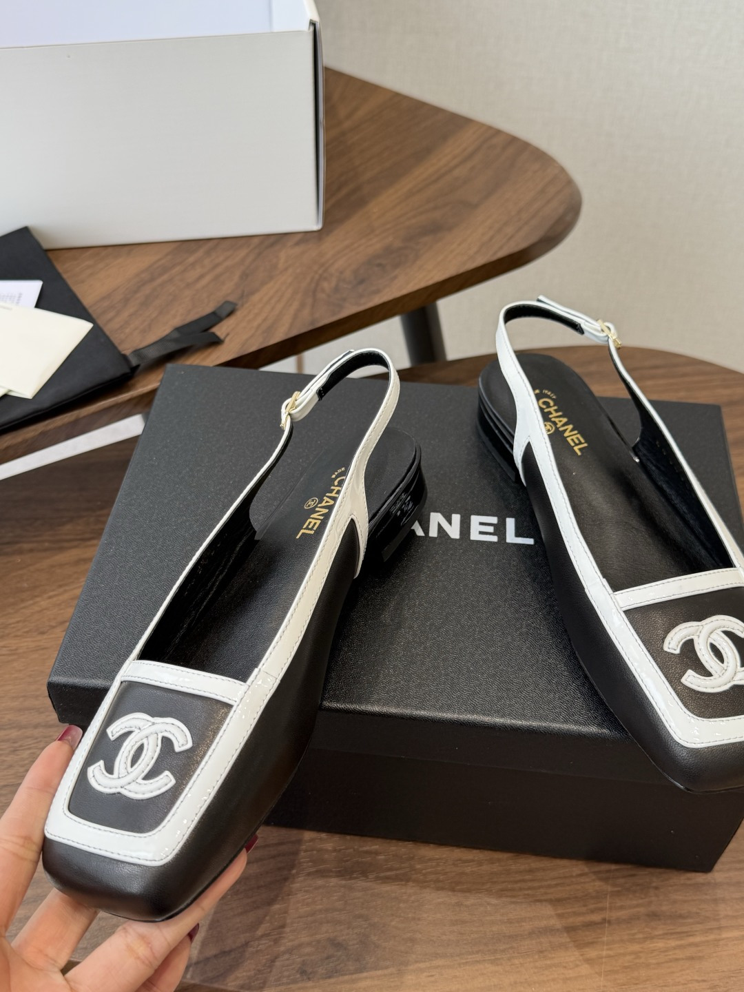 Chanel26SS早春新款方头拼色平底凉鞋 经典方头鞋型自带复古高级感,拼色设计瞬间点亮整体造型,把香奈儿的品牌辨识度 Chanel26SS早春新款方头拼色平底凉鞋 经典方头鞋型自带复古高级感,拼色设计瞬间点亮整体造型,把香奈儿的品牌辨识度