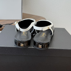 Chanel26SS早春新款方头拼色平底凉鞋 经典方头鞋型自带复古高级感,拼色设计瞬间点亮整体造型,把香奈儿的品牌辨识度 Chanel26SS早春新款方头拼色平底凉鞋 经典方头鞋型自带复古高级感,拼色设计瞬间点亮整体造型,把香奈儿的品牌辨识度
