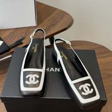 Chanel26SS早春新款方头拼色平底凉鞋 经典方头鞋型自带复古高级感,拼色设计瞬间点亮整体造型,把香奈儿的品牌辨识度 Chanel26SS早春新款方头拼色平底凉鞋 经典方头鞋型自带复古高级感,拼色设计瞬间点亮整体造型,把香奈儿的品牌辨识度