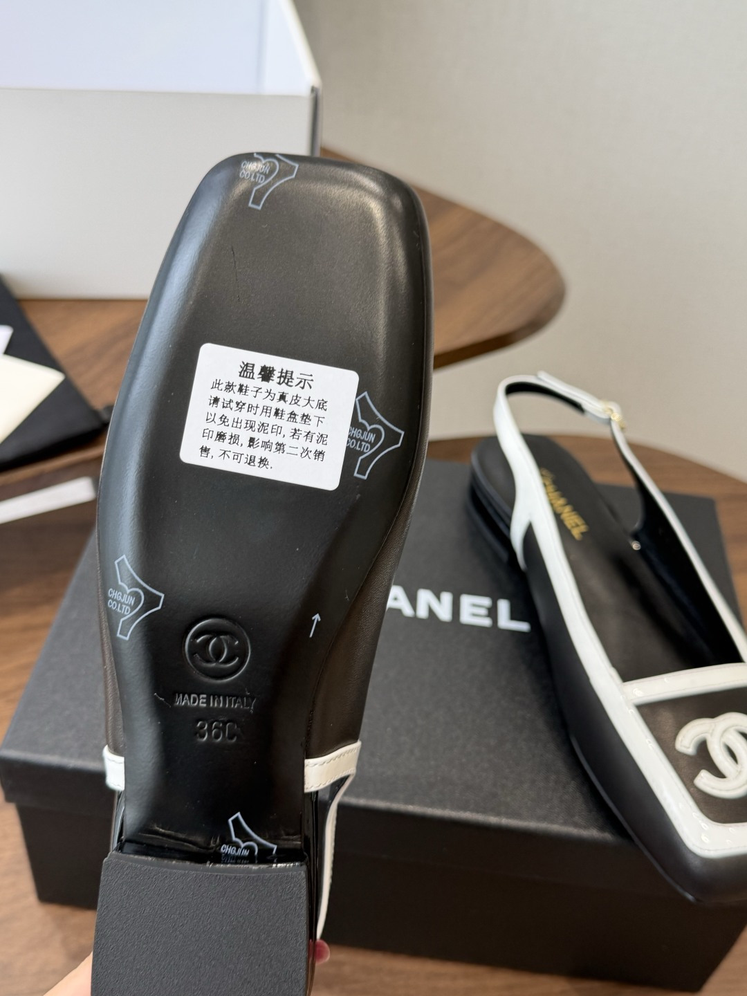 Chanel26SS早春新款方头拼色平底凉鞋 经典方头鞋型自带复古高级感,拼色设计瞬间点亮整体造型,把香奈儿的品牌辨识度 Chanel26SS早春新款方头拼色平底凉鞋 经典方头鞋型自带复古高级感,拼色设计瞬间点亮整体造型,把香奈儿的品牌辨识度
