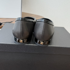 Chanel26SS早春新款方头拼色平底单鞋 经典方头鞋型自带复古高级感,拼色设计瞬间点亮整体造型,把香奈儿的品牌辨识度 Chanel26SS早春新款方头拼色平底单鞋 经典方头鞋型自带复古高级感,拼色设计瞬间点亮整体造型,把香奈儿的品牌辨识度