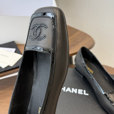 Chanel26SS早春新款方头拼色平底单鞋 经典方头鞋型自带复古高级感,拼色设计瞬间点亮整体造型,把香奈儿的品牌辨识度 Chanel26SS早春新款方头拼色平底单鞋 经典方头鞋型自带复古高级感,拼色设计瞬间点亮整体造型,把香奈儿的品牌辨识度