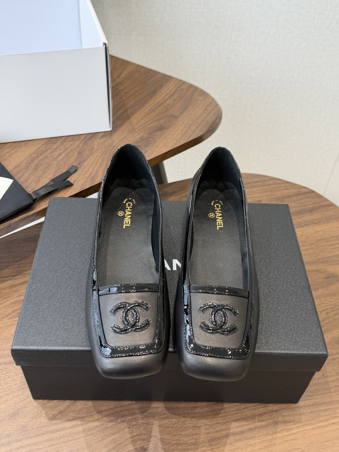 Chanel26SS早春新款方头拼色平底单鞋 经典方头鞋型自带复古高级感,拼色设计瞬间点亮整体造型,把香奈儿的品牌辨识度 Chanel26SS早春新款方头拼色平底单鞋 经典方头鞋型自带复古高级感,拼色设计瞬间点亮整体造型,把香奈儿的品牌辨识度