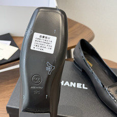 Chanel26SS早春新款方头拼色平底单鞋 经典方头鞋型自带复古高级感,拼色设计瞬间点亮整体造型,把香奈儿的品牌辨识度 Chanel26SS早春新款方头拼色平底单鞋 经典方头鞋型自带复古高级感,拼色设计瞬间点亮整体造型,把香奈儿的品牌辨识度