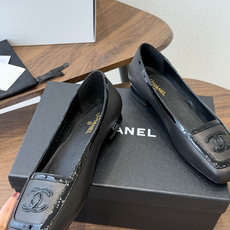 Chanel26SS早春新款方头拼色平底单鞋 经典方头鞋型自带复古高级感,拼色设计瞬间点亮整体造型,把香奈儿的品牌辨识度 Chanel26SS早春新款方头拼色平底单鞋 经典方头鞋型自带复古高级感,拼色设计瞬间点亮整体造型,把香奈儿的品牌辨识度