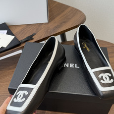 Chanel26SS早春新款方头拼色平底单鞋 经典方头鞋型自带复古高级感,拼色设计瞬间点亮整体造型,把香奈儿的品牌辨识度 Chanel26SS早春新款方头拼色平底单鞋 经典方头鞋型自带复古高级感,拼色设计瞬间点亮整体造型,把香奈儿的品牌辨识度