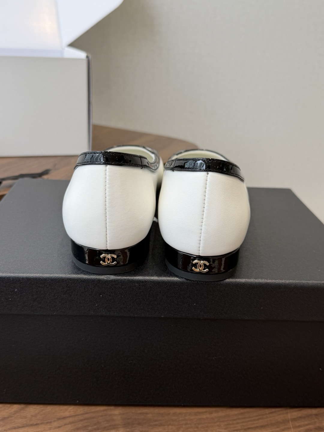 Chanel26SS早春新款方头拼色平底单鞋 经典方头鞋型自带复古高级感,拼色设计瞬间点亮整体造型,把香奈儿的品牌辨识度 Chanel26SS早春新款方头拼色平底单鞋 经典方头鞋型自带复古高级感,拼色设计瞬间点亮整体造型,把香奈儿的品牌辨识度