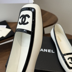 Chanel26SS早春新款方头拼色平底单鞋 经典方头鞋型自带复古高级感,拼色设计瞬间点亮整体造型,把香奈儿的品牌辨识度 Chanel26SS早春新款方头拼色平底单鞋 经典方头鞋型自带复古高级感,拼色设计瞬间点亮整体造型,把香奈儿的品牌辨识度
