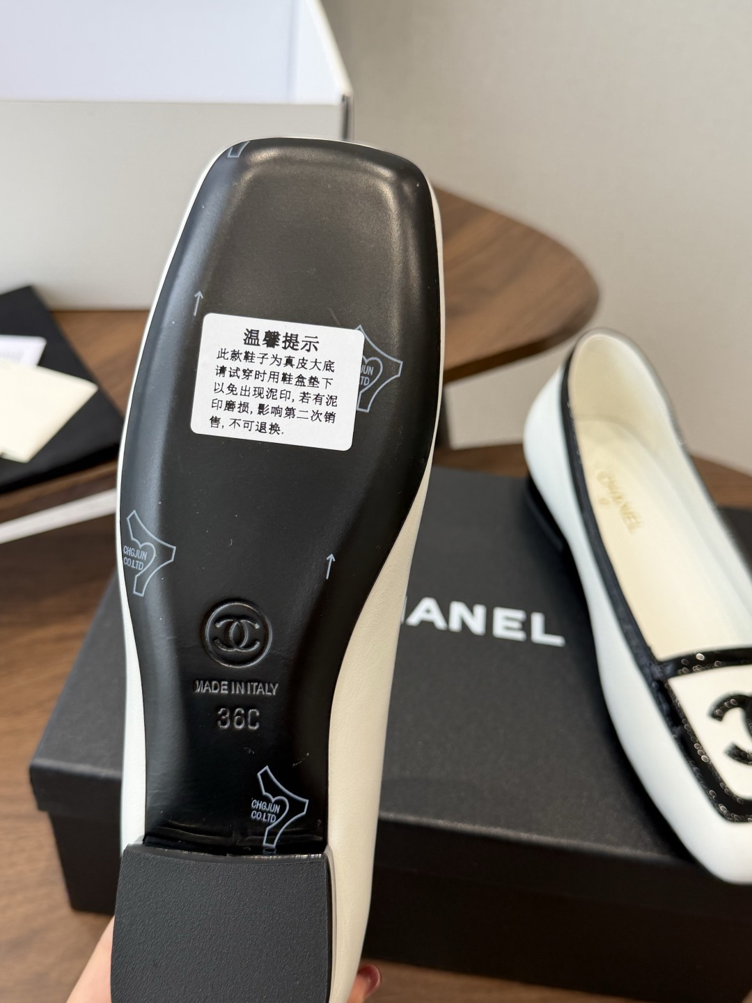 Chanel26SS早春新款方头拼色平底单鞋 经典方头鞋型自带复古高级感,拼色设计瞬间点亮整体造型,把香奈儿的品牌辨识度 Chanel26SS早春新款方头拼色平底单鞋 经典方头鞋型自带复古高级感,拼色设计瞬间点亮整体造型,把香奈儿的品牌辨识度