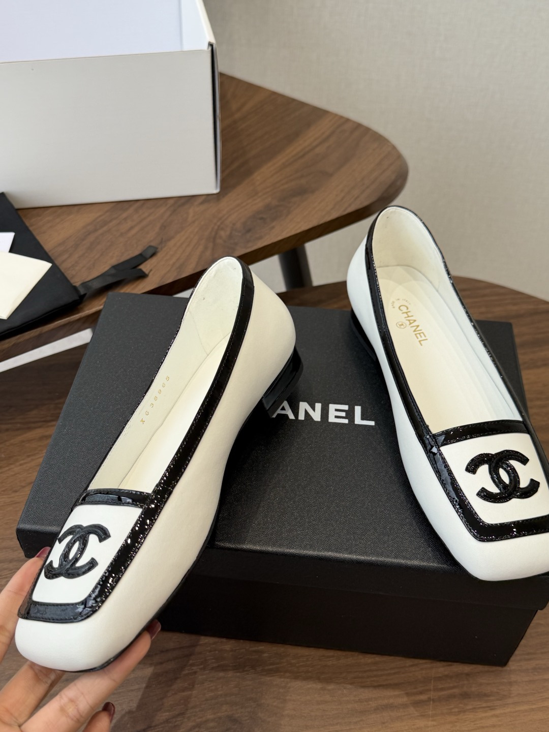 Chanel26SS早春新款方头拼色平底单鞋 经典方头鞋型自带复古高级感,拼色设计瞬间点亮整体造型,把香奈儿的品牌辨识度 Chanel26SS早春新款方头拼色平底单鞋 经典方头鞋型自带复古高级感,拼色设计瞬间点亮整体造型,把香奈儿的品牌辨识度
