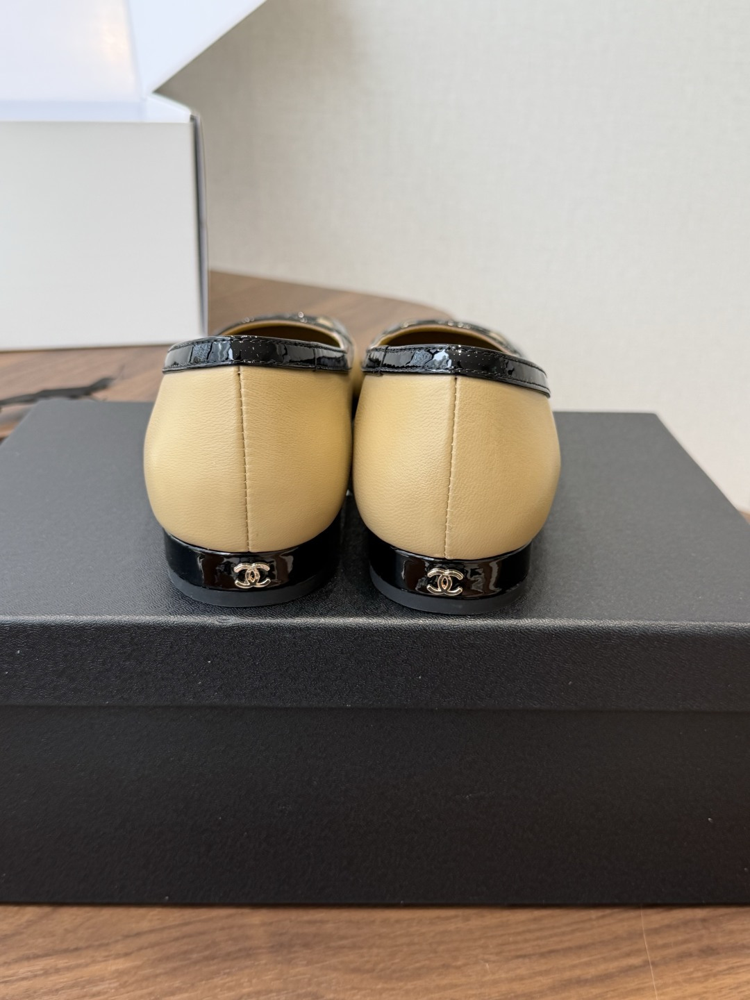 Chanel26SS早春新款方头拼色平底单鞋 经典方头鞋型自带复古高级感，拼色设计瞬间点亮整体造型，把香奈儿的品牌辨识度