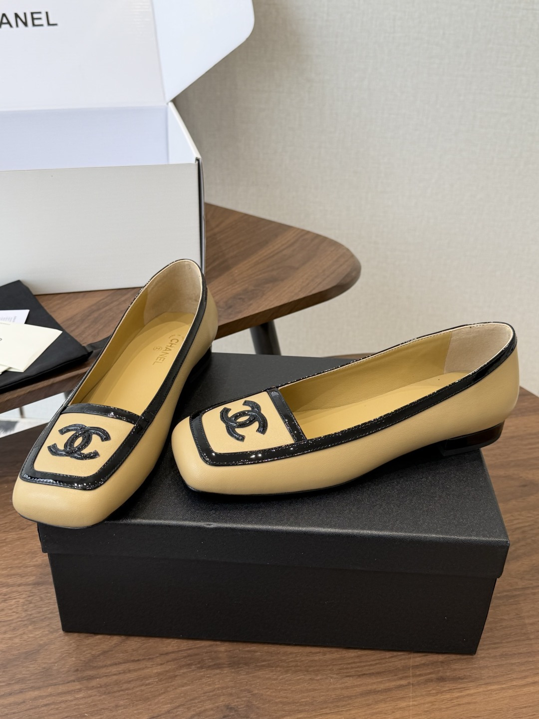 Chanel26SS早春新款方头拼色平底单鞋 经典方头鞋型自带复古高级感，拼色设计瞬间点亮整体造型，把香奈儿的品牌辨识度