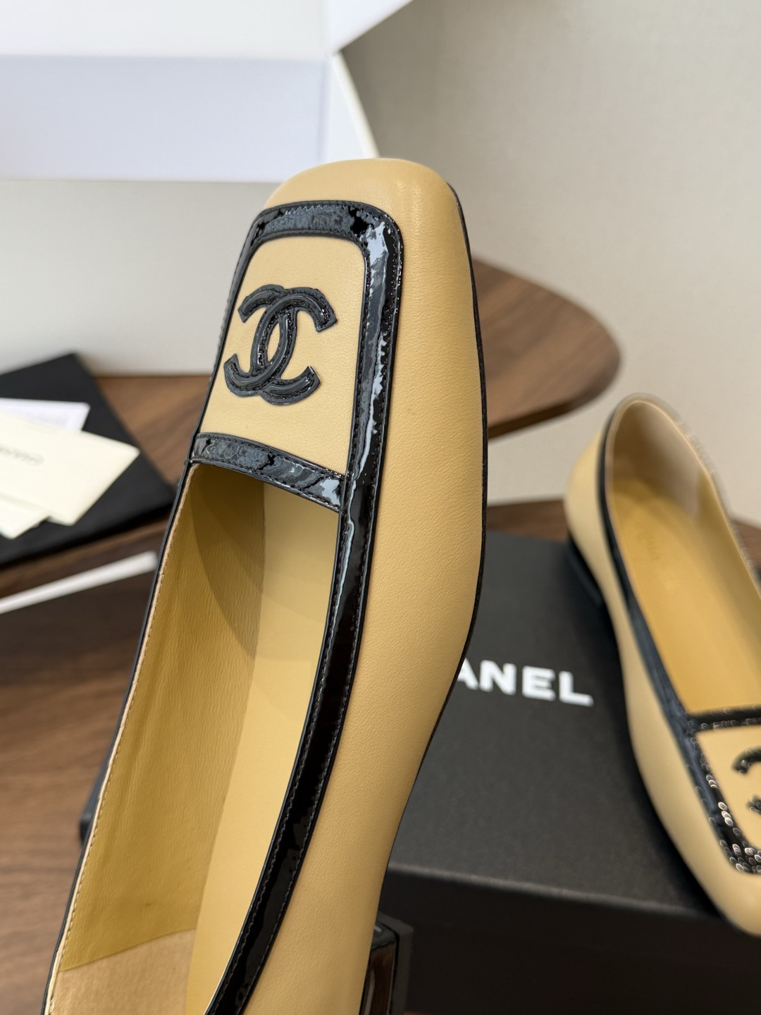 Chanel26SS早春新款方头拼色平底单鞋 经典方头鞋型自带复古高级感，拼色设计瞬间点亮整体造型，把香奈儿的品牌辨识度