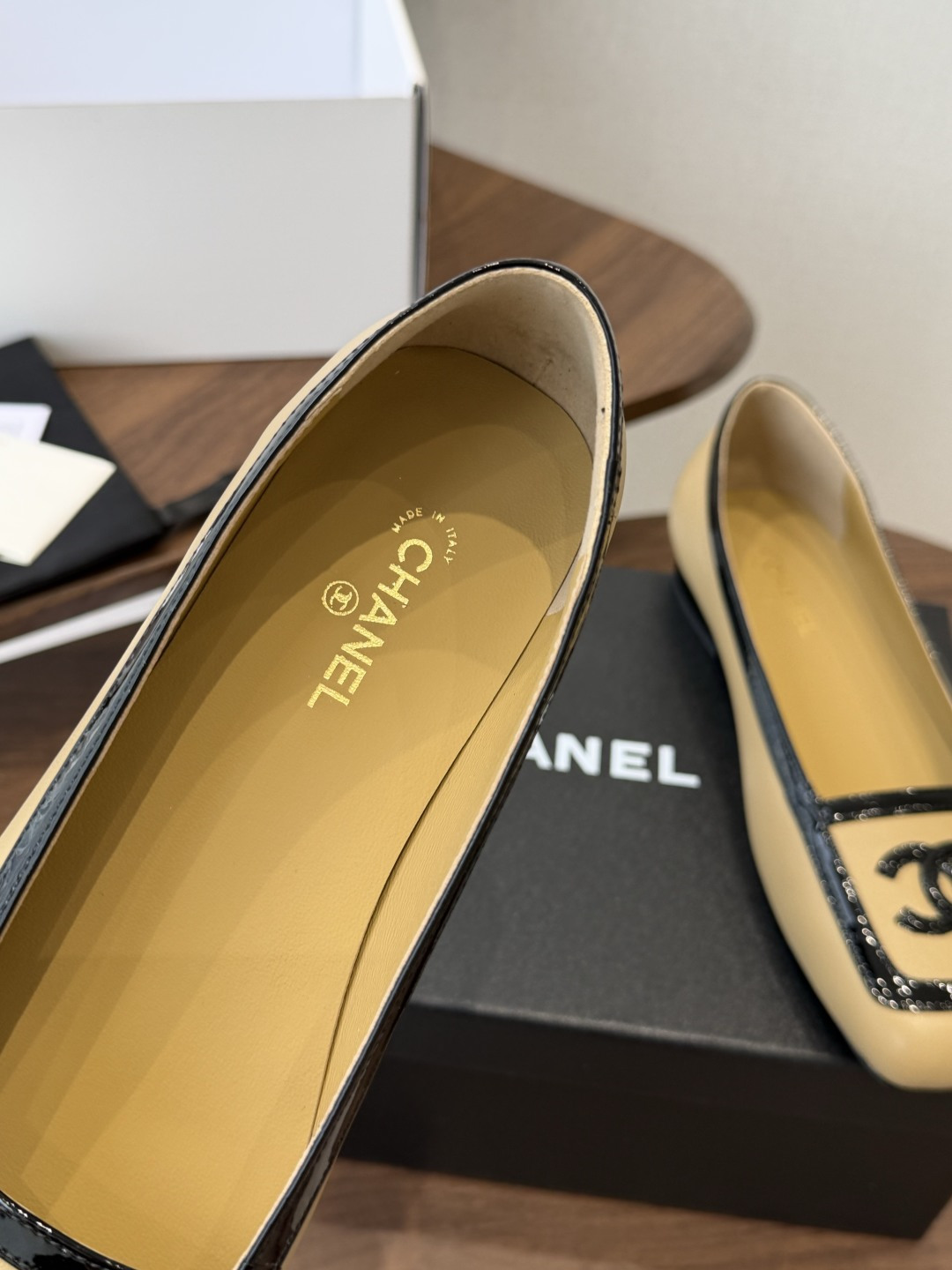 Chanel26SS早春新款方头拼色平底单鞋 经典方头鞋型自带复古高级感，拼色设计瞬间点亮整体造型，把香奈儿的品牌辨识度
