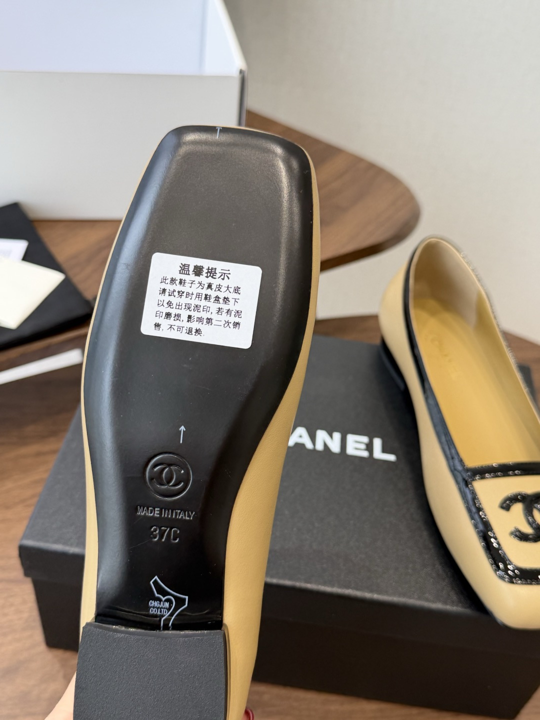 Chanel26SS早春新款方头拼色平底单鞋 经典方头鞋型自带复古高级感，拼色设计瞬间点亮整体造型，把香奈儿的品牌辨识度