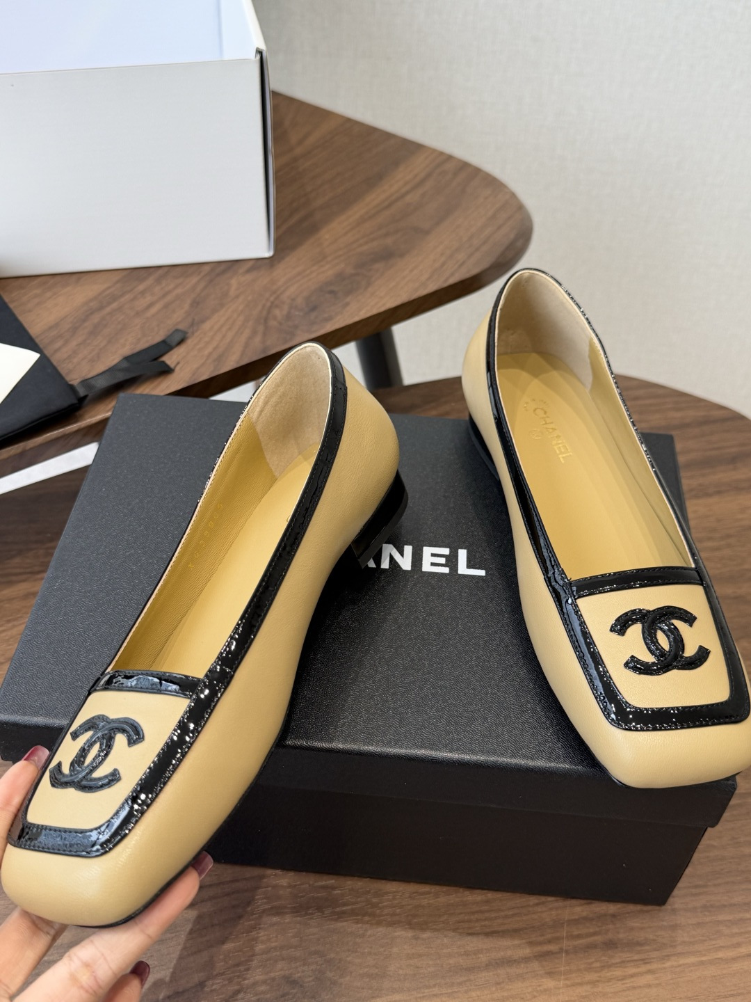 Chanel26SS早春新款方头拼色平底单鞋 经典方头鞋型自带复古高级感，拼色设计瞬间点亮整体造型，把香奈儿的品牌辨识度