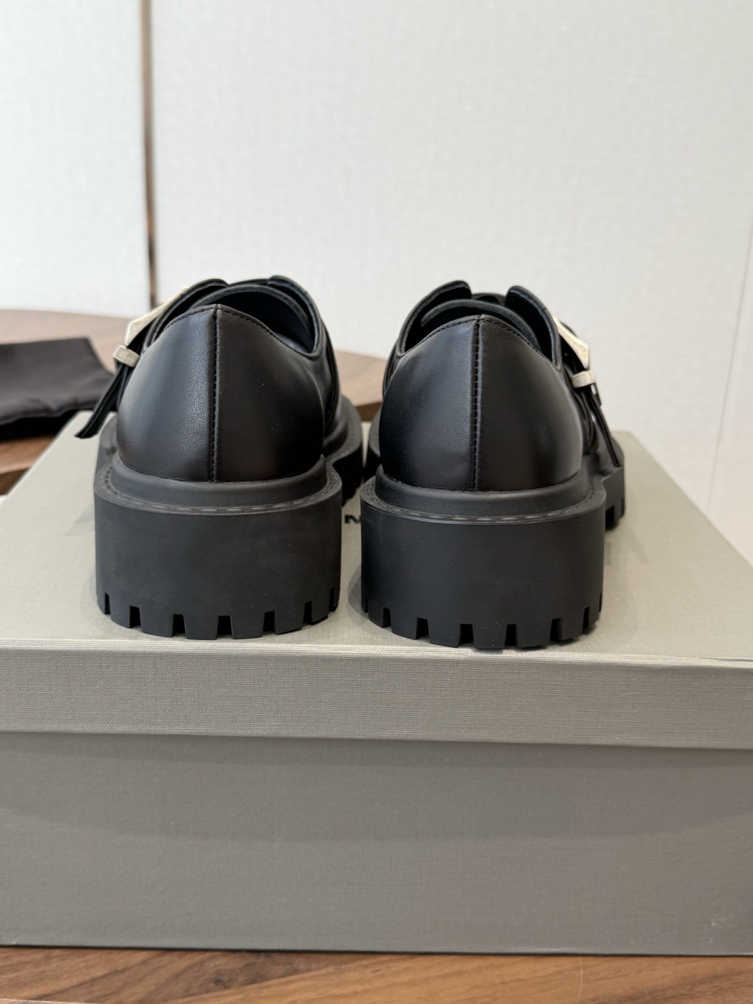 BALENCIAGA 巴黎世家    Hummer Lace-uP Bootie2026秋冬的系带乐福鞋 以其独特的魅力