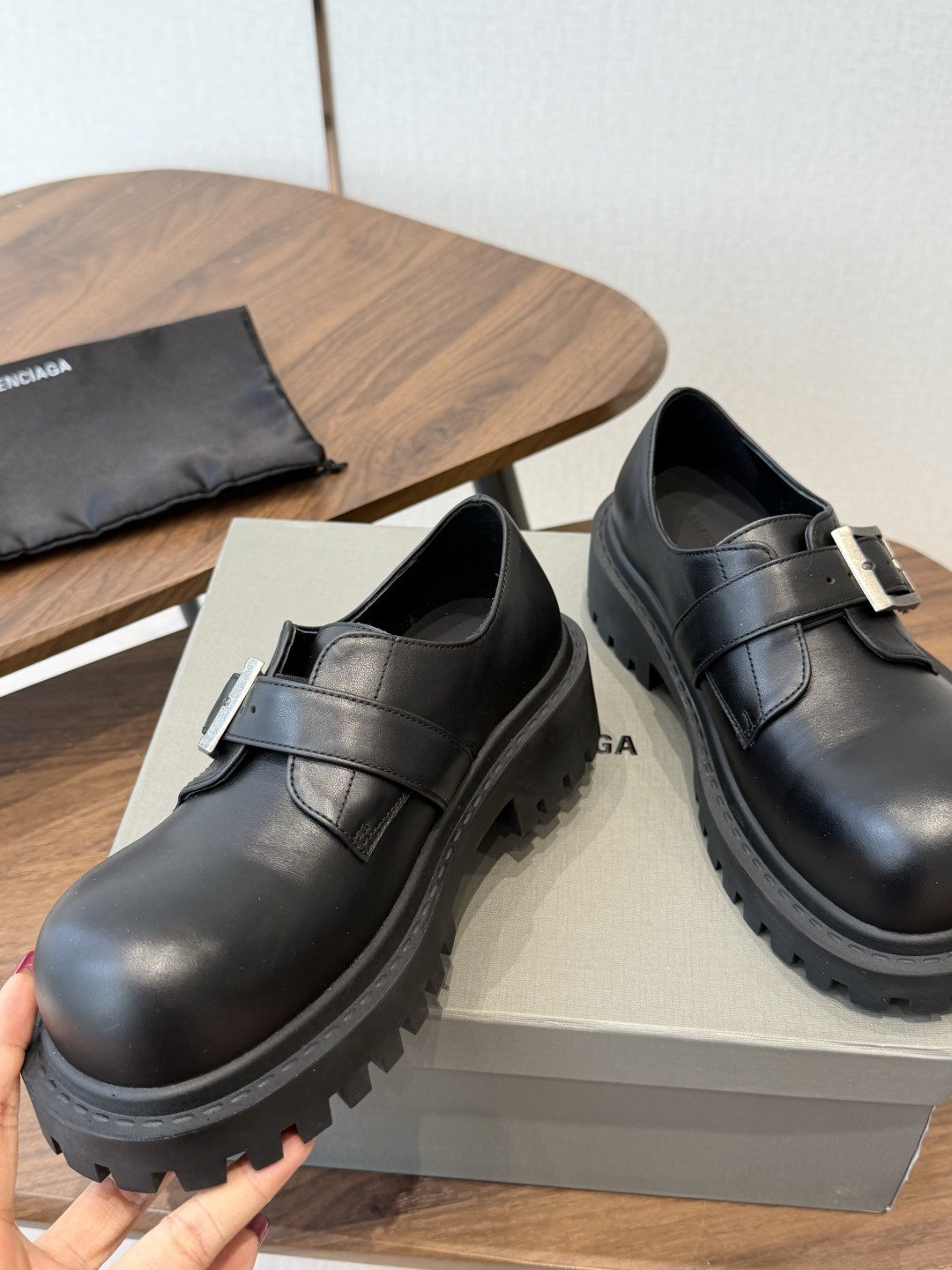 BALENCIAGA 巴黎世家    Hummer Lace-uP Bootie2026秋冬的系带乐福鞋 以其独特的魅力
