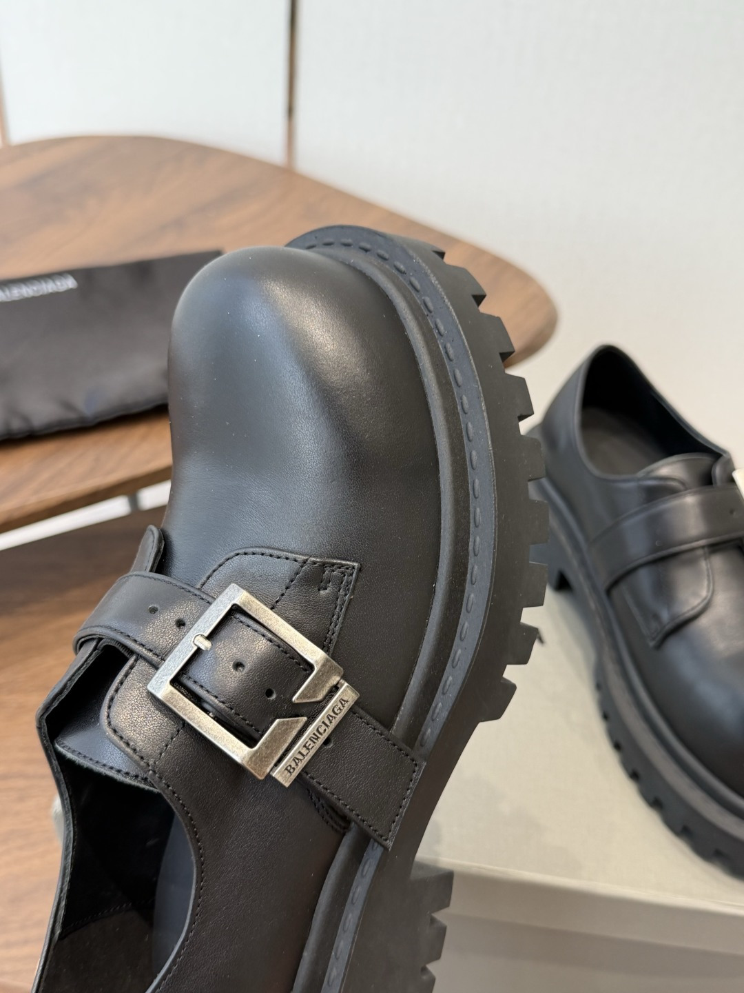BALENCIAGA 巴黎世家    Hummer Lace-uP Bootie2026秋冬的系带乐福鞋 以其独特的魅力