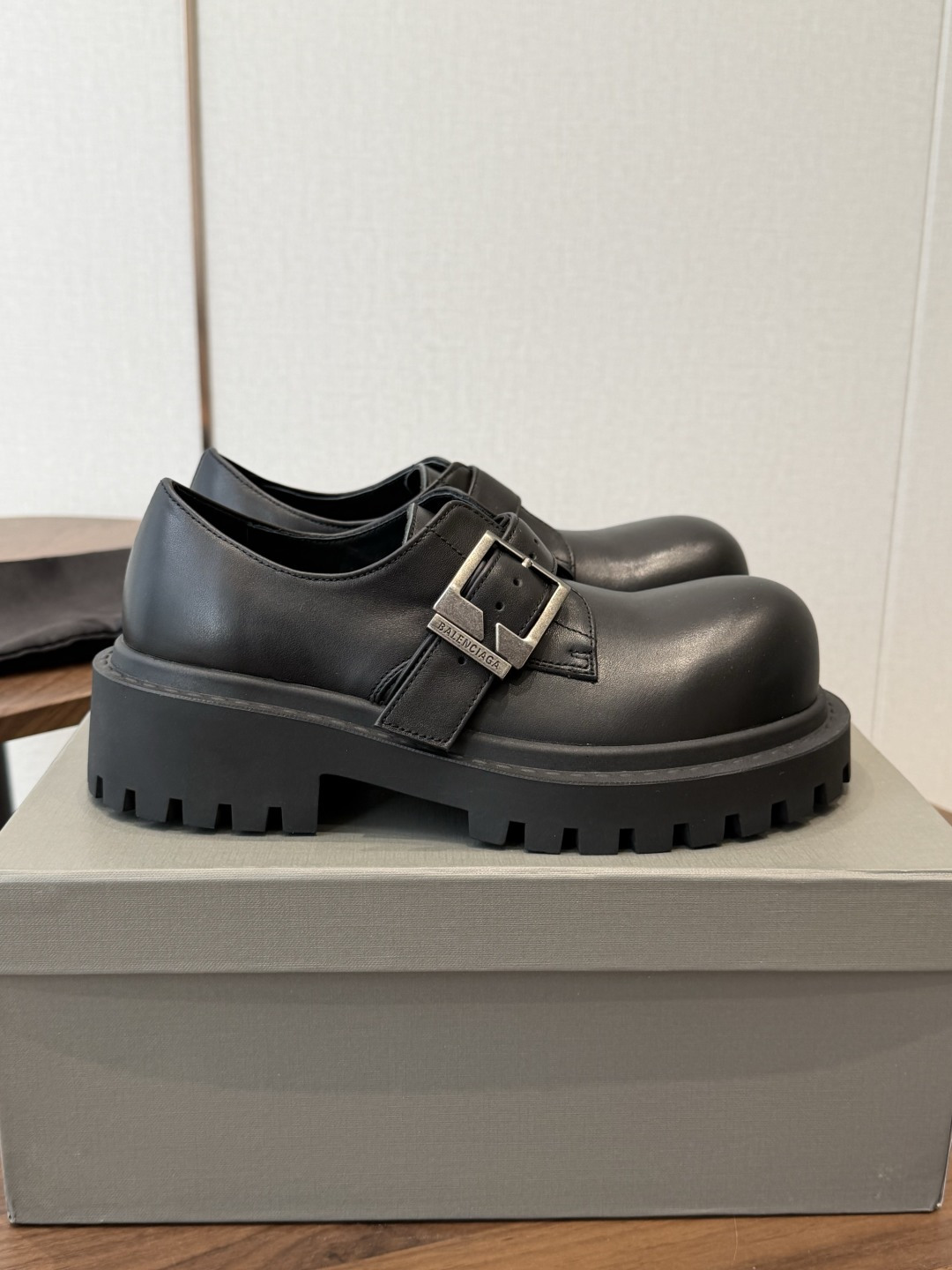 BALENCIAGA 巴黎世家    Hummer Lace-uP Bootie2026秋冬的系带乐福鞋 以其独特的魅力