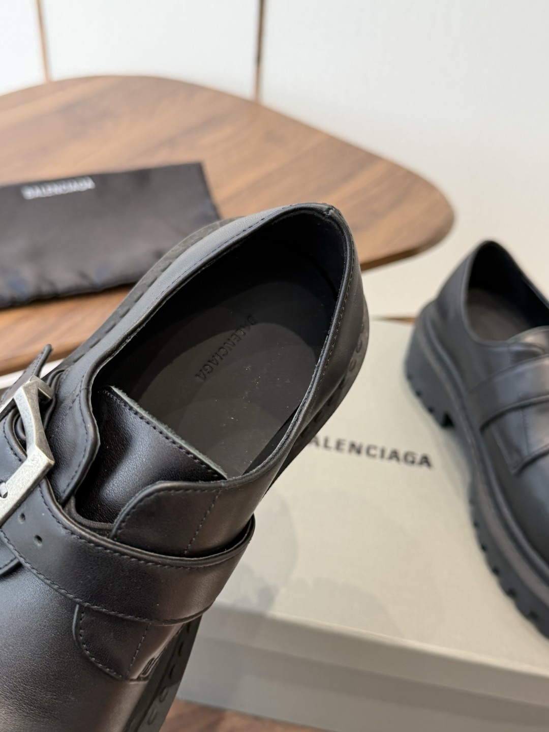 BALENCIAGA 巴黎世家    Hummer Lace-uP Bootie2026秋冬的系带乐福鞋 以其独特的魅力