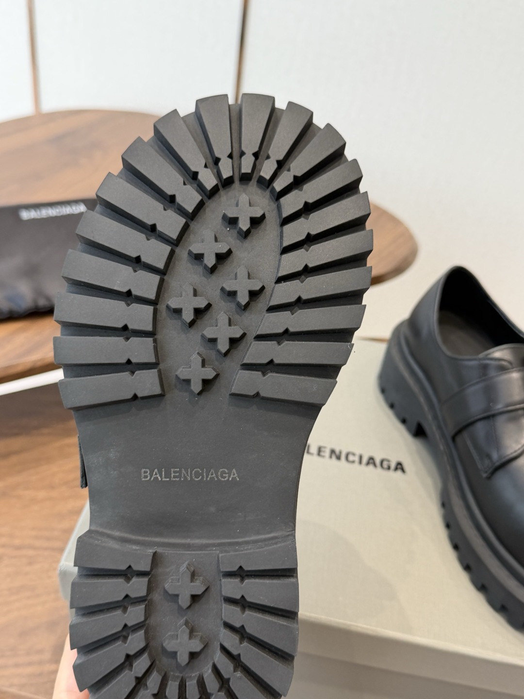 BALENCIAGA 巴黎世家    Hummer Lace-uP Bootie2026秋冬的系带乐福鞋 以其独特的魅力
