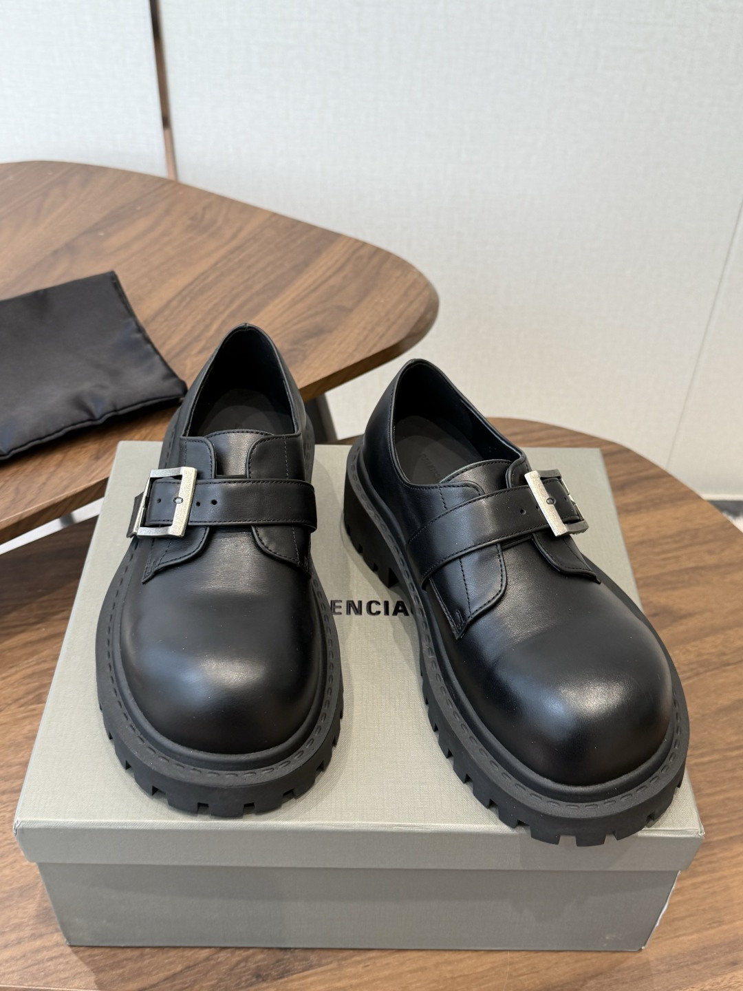 BALENCIAGA 巴黎世家    Hummer Lace-uP Bootie2026秋冬的系带乐福鞋 以其独特的魅力
