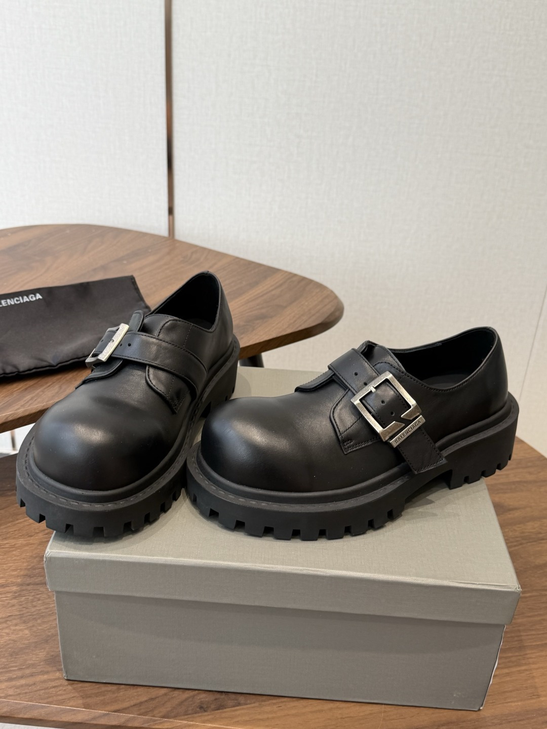 BALENCIAGA 巴黎世家    Hummer Lace-uP Bootie2026秋冬的系带乐福鞋 以其独特的魅力