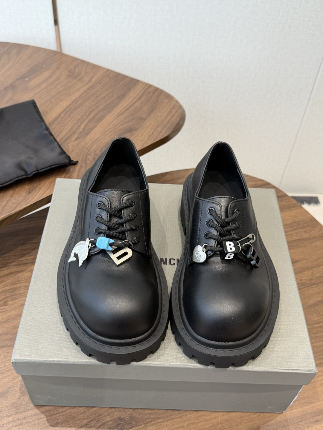 BALENCIAGA 巴黎世家 Hummer Lace-uP Bootie2026秋冬的系带乐福鞋 以其独特的魅力 BALENCIAGA 巴黎世家 Hummer Lace-uP Bootie2026秋冬的系带乐福鞋 以其独特的魅力