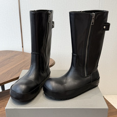 BALENCIAGA 巴黎世家 26ss 秋冬新款马丁靴 看着硬朗 但上脚舒适 个性帅气的的同时 不失舒适感 擦色做 BALENCIAGA 巴黎世家 26ss 秋冬新款马丁靴 看着硬朗 但上脚舒适 个性帅气的的同时 不失舒适感 擦色做
