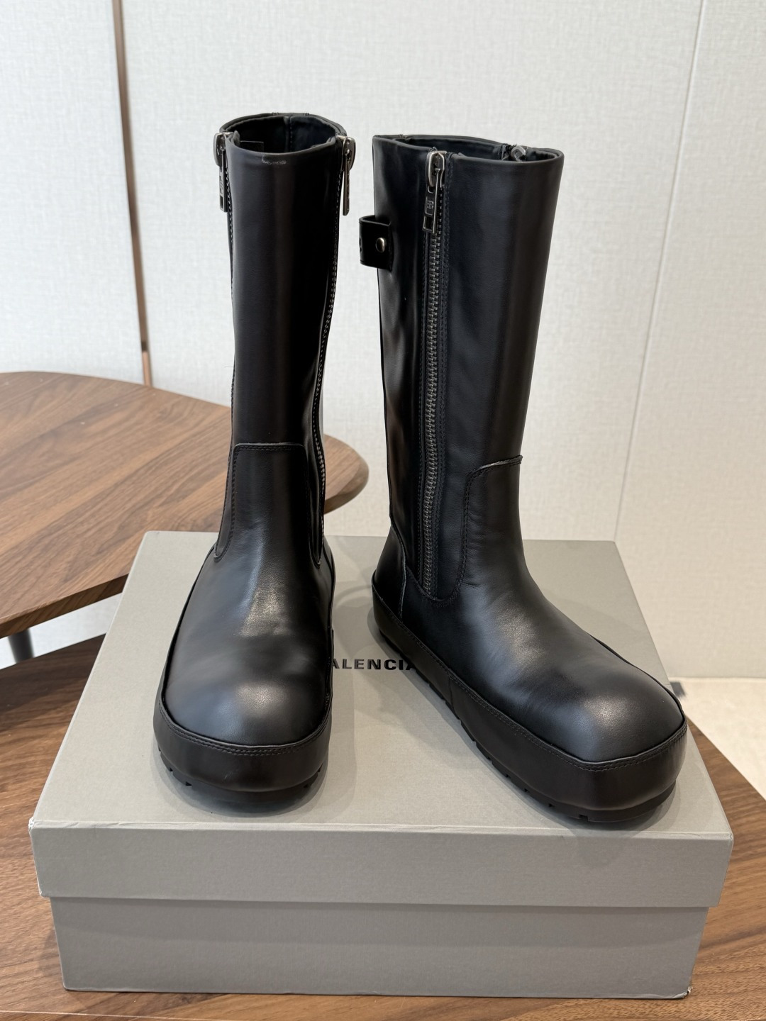 BALENCIAGA 巴黎世家 26ss 秋冬新款马丁靴 看着硬朗 但上脚舒适 个性帅气的的同时 不失舒适感 擦色做 BALENCIAGA 巴黎世家 26ss 秋冬新款马丁靴 看着硬朗 但上脚舒适 个性帅气的的同时 不失舒适感 擦色做