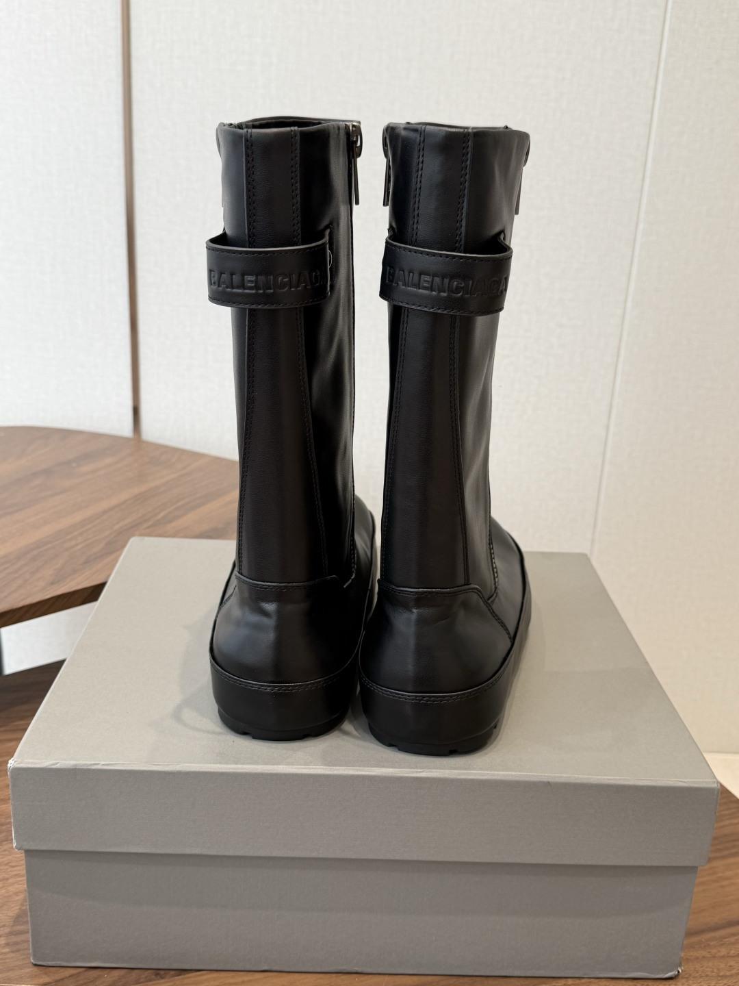 BALENCIAGA 巴黎世家 26ss 秋冬新款马丁靴 看着硬朗 但上脚舒适 个性帅气的的同时 不失舒适感 擦色做 BALENCIAGA 巴黎世家 26ss 秋冬新款马丁靴 看着硬朗 但上脚舒适 个性帅气的的同时 不失舒适感 擦色做