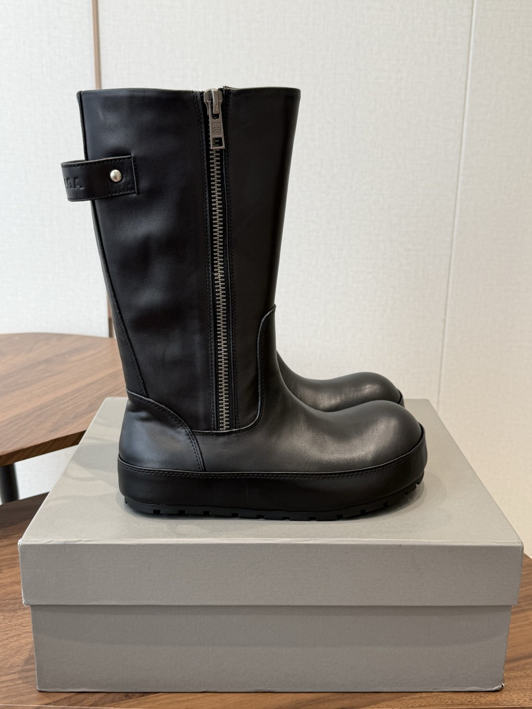 BALENCIAGA 巴黎世家 26ss 秋冬新款马丁靴 看着硬朗 但上脚舒适 个性帅气的的同时 不失舒适感 擦色做 BALENCIAGA 巴黎世家 26ss 秋冬新款马丁靴 看着硬朗 但上脚舒适 个性帅气的的同时 不失舒适感 擦色做