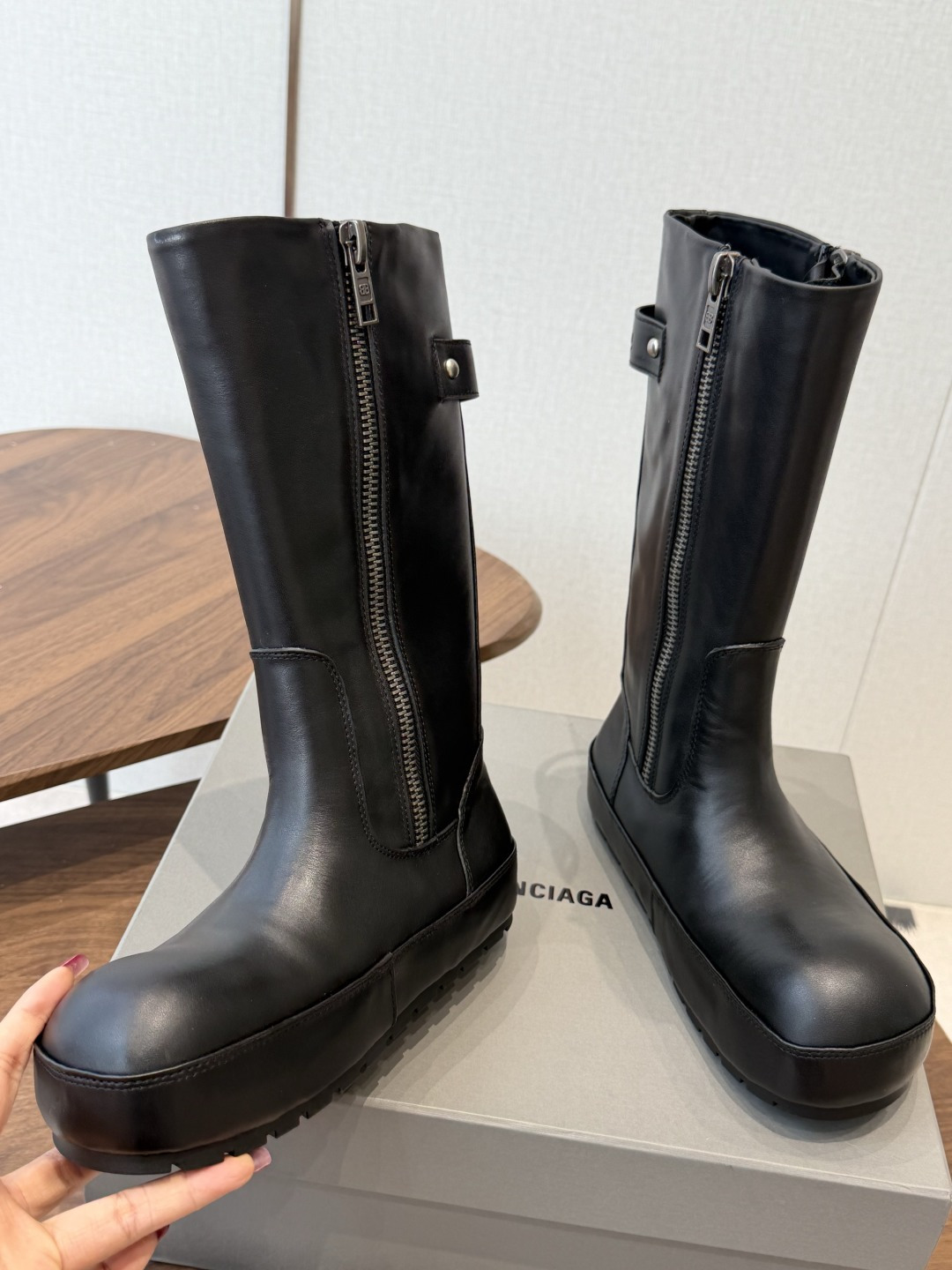 BALENCIAGA 巴黎世家 26ss 秋冬新款马丁靴 看着硬朗 但上脚舒适 个性帅气的的同时 不失舒适感 擦色做 BALENCIAGA 巴黎世家 26ss 秋冬新款马丁靴 看着硬朗 但上脚舒适 个性帅气的的同时 不失舒适感 擦色做