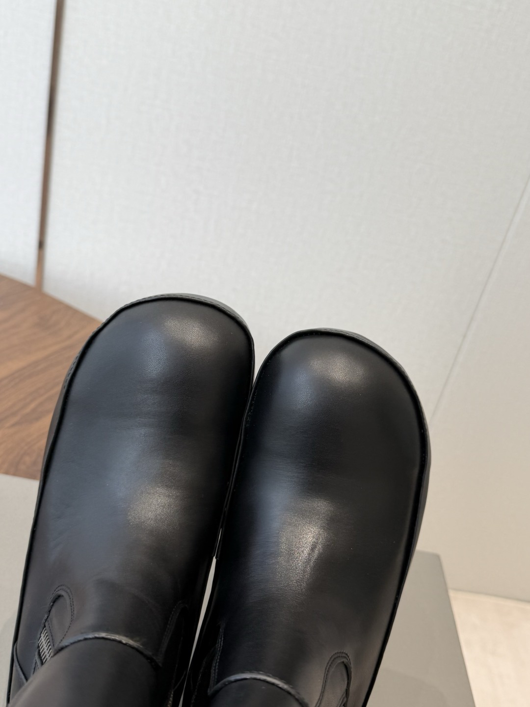 BALENCIAGA 巴黎世家 26ss 秋冬新款马丁靴 看着硬朗 但上脚舒适 个性帅气的的同时 不失舒适感 擦色做 BALENCIAGA 巴黎世家 26ss 秋冬新款马丁靴 看着硬朗 但上脚舒适 个性帅气的的同时 不失舒适感 擦色做