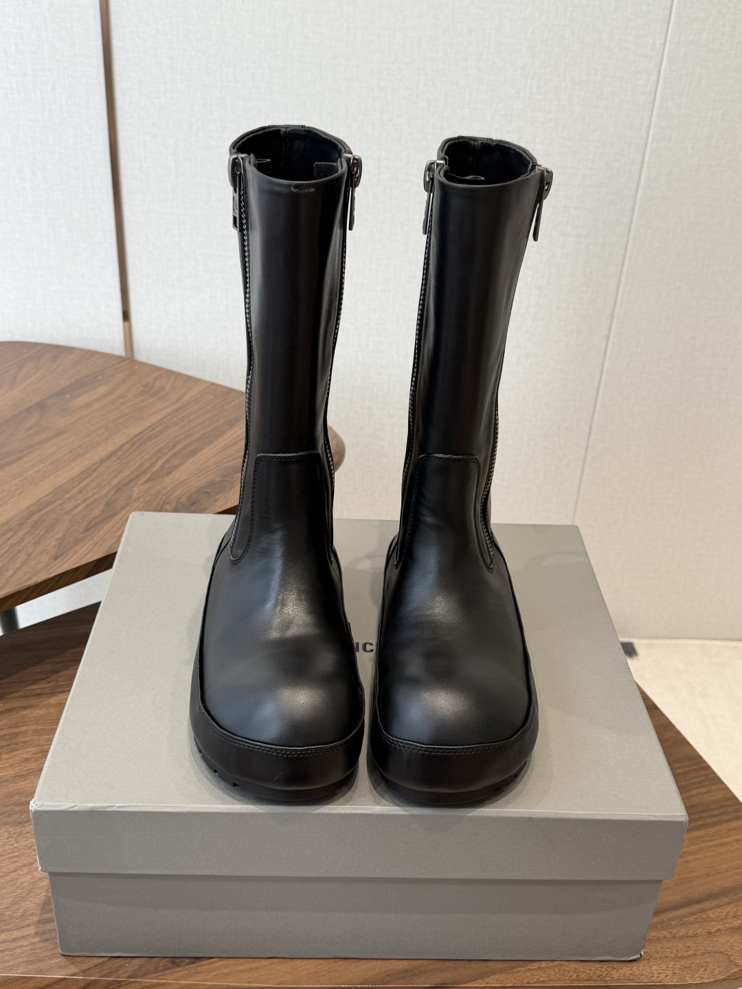 BALENCIAGA 巴黎世家 26ss 秋冬新款马丁靴 看着硬朗 但上脚舒适 个性帅气的的同时 不失舒适感   擦色做
