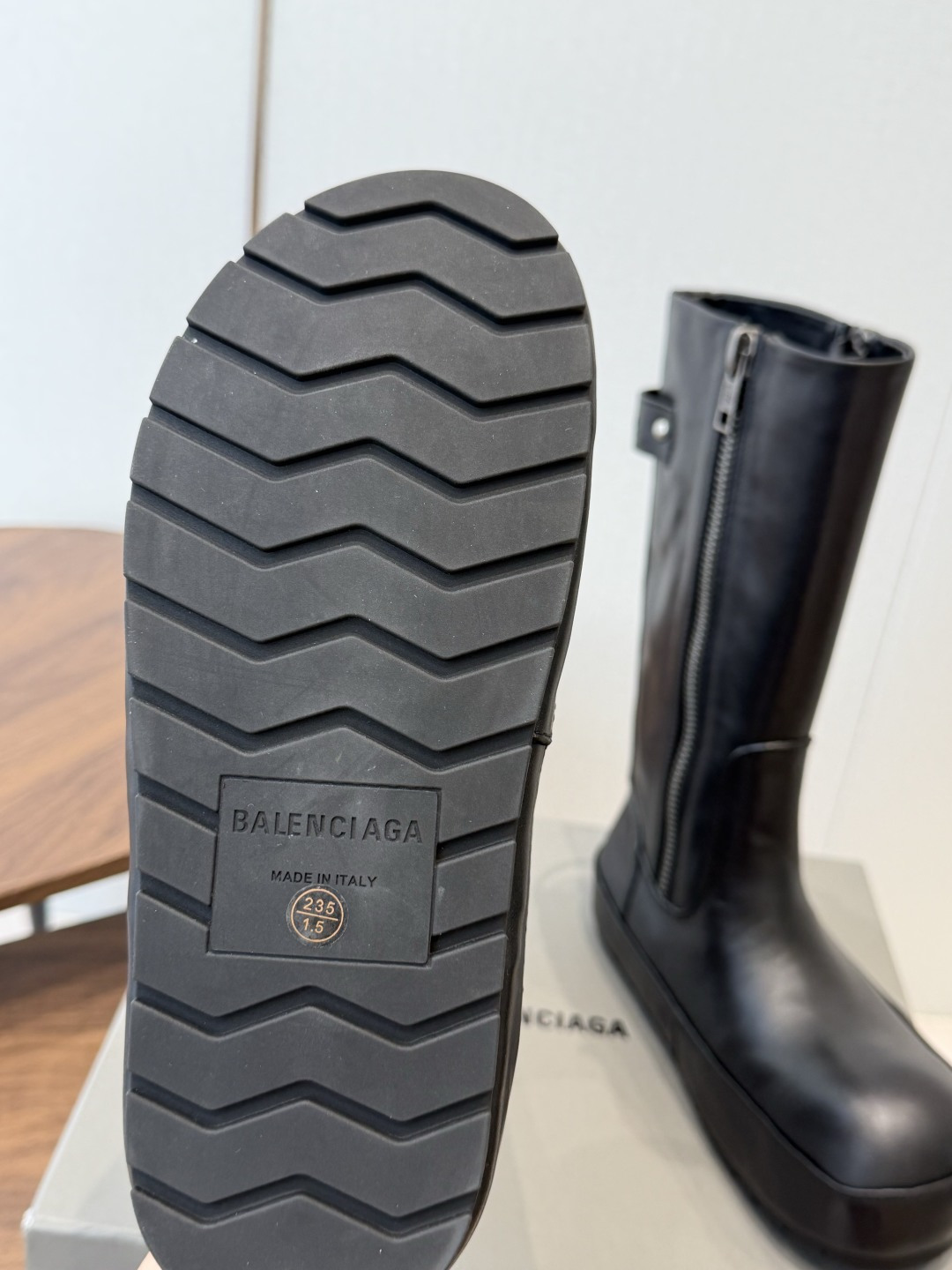 BALENCIAGA 巴黎世家 26ss 秋冬新款马丁靴 看着硬朗 但上脚舒适 个性帅气的的同时 不失舒适感 擦色做 BALENCIAGA 巴黎世家 26ss 秋冬新款马丁靴 看着硬朗 但上脚舒适 个性帅气的的同时 不失舒适感 擦色做