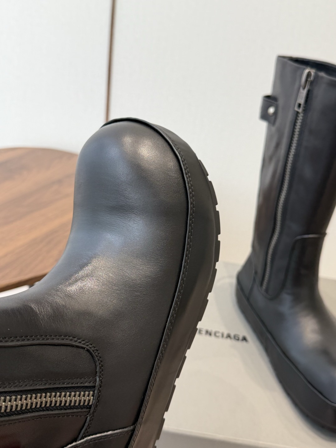 BALENCIAGA 巴黎世家 26ss 秋冬新款马丁靴 看着硬朗 但上脚舒适 个性帅气的的同时 不失舒适感 擦色做 BALENCIAGA 巴黎世家 26ss 秋冬新款马丁靴 看着硬朗 但上脚舒适 个性帅气的的同时 不失舒适感 擦色做