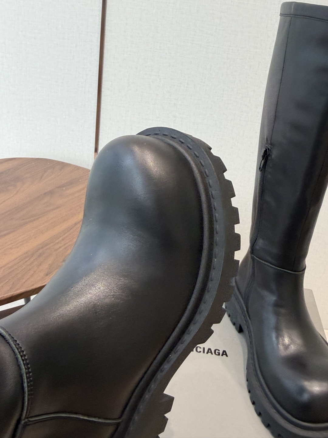 BALENCIAGA 巴黎世家 26ss 秋冬新款马丁靴 看着硬朗 但上脚舒适 个性帅气的的同时 不失舒适感 擦色做 BALENCIAGA 巴黎世家 26ss 秋冬新款马丁靴 看着硬朗 但上脚舒适 个性帅气的的同时 不失舒适感 擦色做