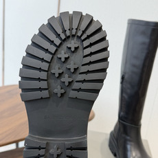 BALENCIAGA 巴黎世家 26ss 秋冬新款马丁靴 看着硬朗 但上脚舒适 个性帅气的的同时 不失舒适感 擦色做 BALENCIAGA 巴黎世家 26ss 秋冬新款马丁靴 看着硬朗 但上脚舒适 个性帅气的的同时 不失舒适感 擦色做