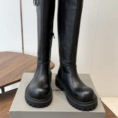 BALENCIAGA 巴黎世家 26ss 秋冬新款马丁靴 看着硬朗 但上脚舒适 个性帅气的的同时 不失舒适感 擦色做 BALENCIAGA 巴黎世家 26ss 秋冬新款马丁靴 看着硬朗 但上脚舒适 个性帅气的的同时 不失舒适感 擦色做